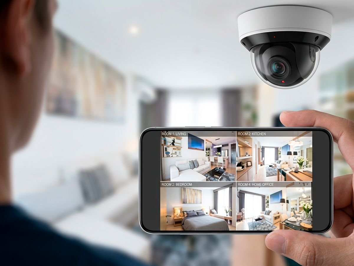 Câmera de segurança sendo monitorada pelo celular dentro de casa